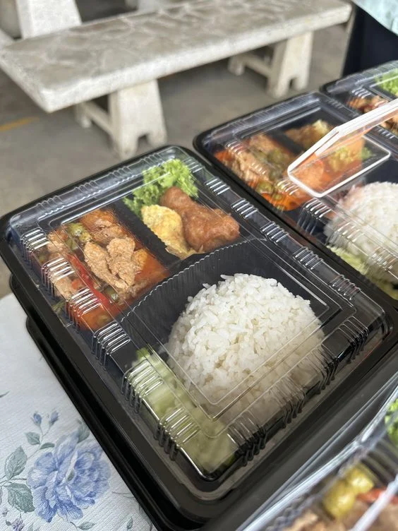 Black base plastic box with transparent lid used to store rice, noodles, noodles, fruit